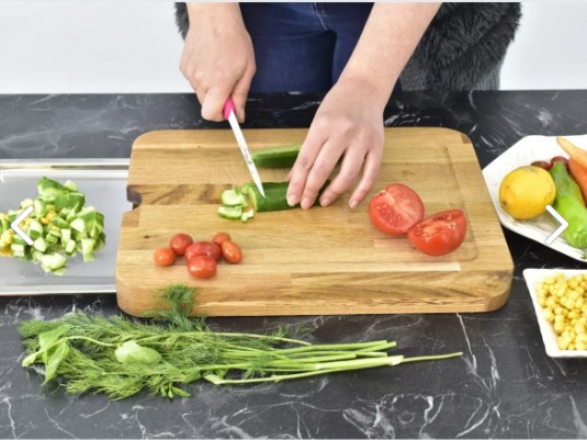 Pratik Tepsili Ahşap Kesme Tahtası